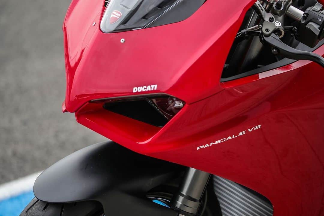 Ducati Japanさんのインスタグラム写真 - (Ducati JapanInstagram)「【モーターサイクルショー 展示車両紹介/パニガーレV2】 ・2気筒エンジンのトップモデル ・ユーロ5対応しながらも155psを発揮 ・新パニガーレフェイスとスリムボディ  2020年モデルとして新たにラインナップに加わったL型2気筒エンジンのトップモデルとなる「パニガーレV2」。2020年モデルからパニガーレ・シリーズはエンジン形式の呼称を“V型”と統一。その結果、モデル名を“V2”としました。  955ccスーパークアドロ・エンジンは、吸排気系の変更によって最高出力と最大トルクともに向上。最先端の6軸慣性プラットフォームをベースとする最先端のエレクトロニクス・パッケージを搭載したことで、2気筒エンジン搭載のドゥカティを、いままで以上に楽しく、そして扱いやすく仕上げました。  またパニガーレV4シリーズと共通イメージのデザインを新たに採用。それでいながらV2エンジンを搭載したことで、パニガーレV4シリーズよりもスリムなボディを実現。ドゥカティの代名詞ともいえる片持ち式スイングアームを採用。ドゥカティのスーパースポーツDNAをしっかりと受け継いでいます。 「パニガーレV2」は大阪および東京会場に展示予定です。  #大阪モーターサイクルショー2020 #TMCS2020 #ducati #ドゥカティいいじゃん」2月18日 10時15分 - ducatijapan