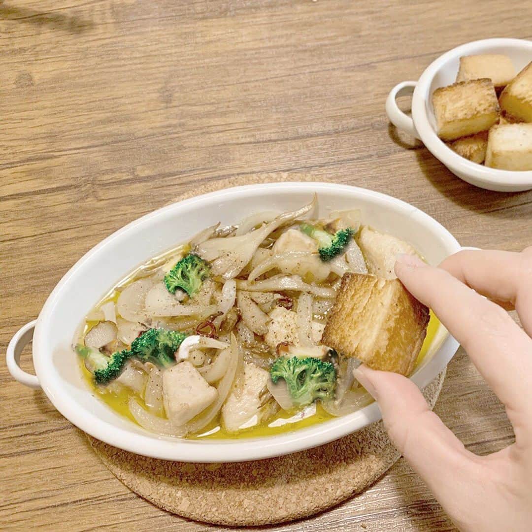ナチュラルキッチン / ナチュラルキッチン アンドさんのインスタグラム写真 - (ナチュラルキッチン / ナチュラルキッチン アンドInstagram)「. 真っ白なホーローは、今だけの季節限定商品✨ 持ち手付きのプレートやミルク缶など、今まで取り扱いのなかったアイテムが揃っています🌱 . ▶︎ホーローポット ミルク 1500円(税抜き) . ▶︎ホーローミルク缶 1500円(税抜き) . ▶︎ホーロー持ち手付きプレートS 300円(税抜き) . ▶︎ホーロー持ち手付きプレートM 500円(税抜き) . . #ナチュラルキッチン  #ナチュラルキッチンアンド  #naturalkitchen . . #ホーロー #ホーローミルクポット #ミルク缶 #ホーローポット #ホーロープレート #真っ白なホーロー製品 #白いホーロー #白い琺瑯 #琺瑯ミルクポット #琺瑯ポット #ホーローキッチン #ホーロー雑貨」2月18日 10時08分 - naturalkitchen_official