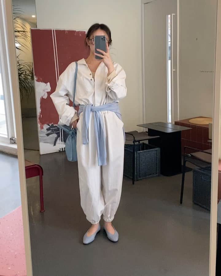 Chuuのインスタグラム：「𝗡𝗘𝗪! 봄에 더할나위없이 잘 어울릴 코디만 갖고와써요🍃 이번엔 [ 소프트블루&베이지 ] 포인트로 누구나 잘어울리는 데일리룩만 준비했는데, 아니나다를까 인스타 업뎃하자마자 문의가 진짜 많네용😆✨ 역시 예쁜거 좋아하는건 다 맘이 똑같나봐용!」