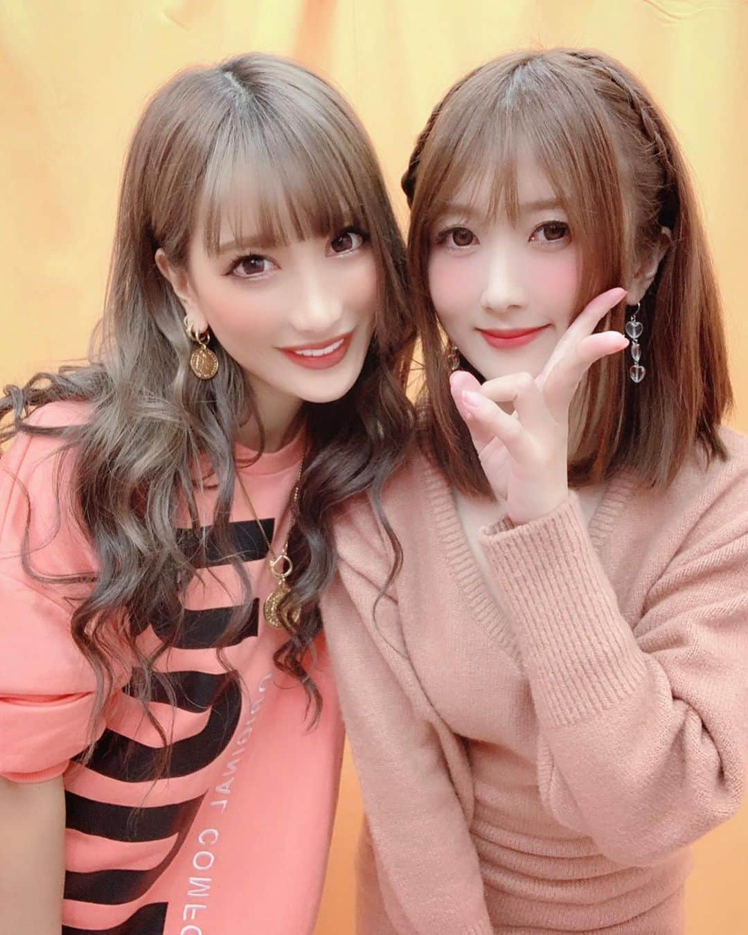 AIKAさんのインスタグラム写真 - (AIKAInstagram)「. 2/16 サイン会、撮影会 2/17 名古屋キャバクライベント . 2日連続ひびやんと 一緒にお仕事でしたー❤ . 2日間ともびっくりするほど 楽しすぎて幸せでした☺️ . Walker hillさんで 沢山お酒頂いたおかげで まだ少し酔ってます笑 am10:00 . 東京帰りまーす♡ また来れますように🙏🏾💜 . . #aika  #大槻ひびき  #サイン会  #キャバクラ  #walkerhill  #イベント  #秋葉原  #名古屋」2月18日 10時12分 - aika_honmono