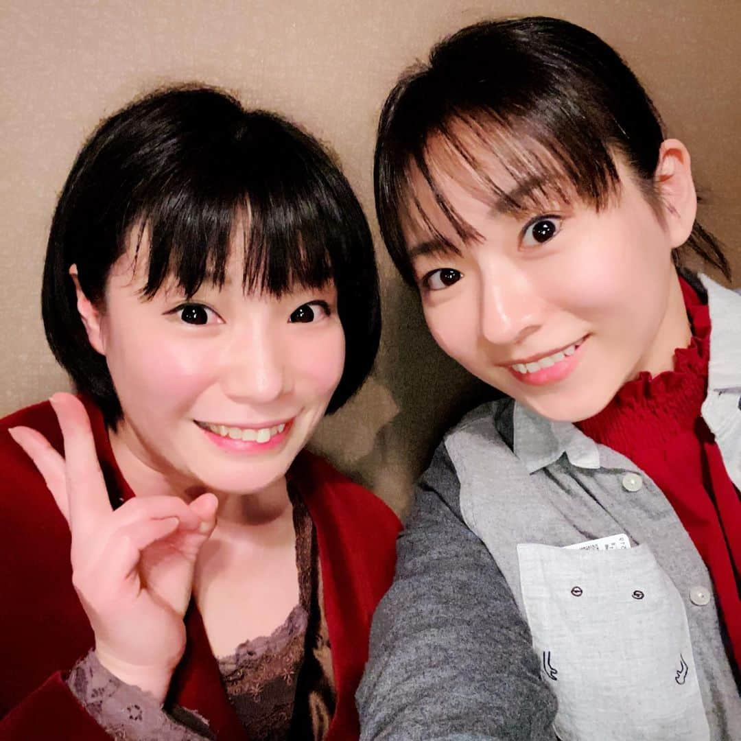 砂岡春奈さんのインスタグラム写真 - (砂岡春奈Instagram)「なんと偶然… 8年振りに！再会しました！  まさかすぎてビックリ！  番組内の馬券勝負で私を救ってくれたフィリーズレビュー1.2着のアイムユアーズとビウイッチアスはもうお母さん。 (娘のモーベットちゃん、頑張って欲しい！) いつの間にか私もお母さん。  ちなみに椎名さんは今も競馬界発展のため、お仕事をしていらっしゃいます🐎 素晴らしい✨  立場は違えど今も競馬を愛する気持ちはお互い変わってなくてホッとしました😊  #椎名友希 #砂岡春奈 #うまプロ #なまうま #うまドル #典さんのモノマネ  #怒られなくて良かった 笑 #アイムユアーズ #ビウイッチアス」2月18日 10時17分 - isaokaharuna