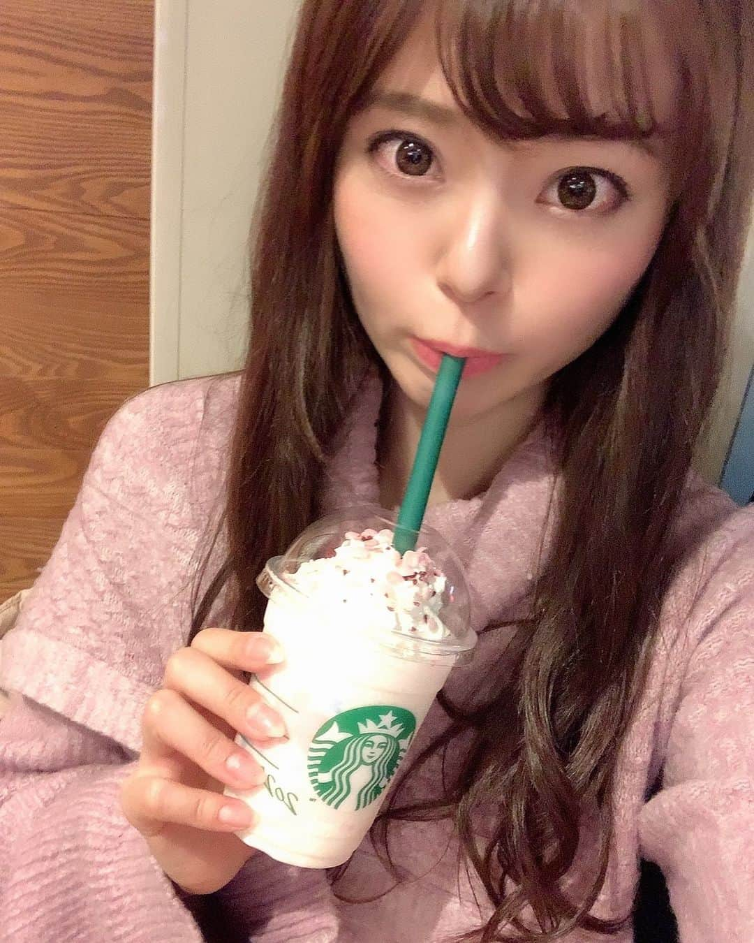 羽瀬萌さんのインスタグラム写真 - (羽瀬萌Instagram)「#おはよう . 今日も一日頑張るぞ❗️ #starbucks #スタバ #スターバックス　#自撮り女子  #自撮り」2月18日 10時18分 - megugumigumi