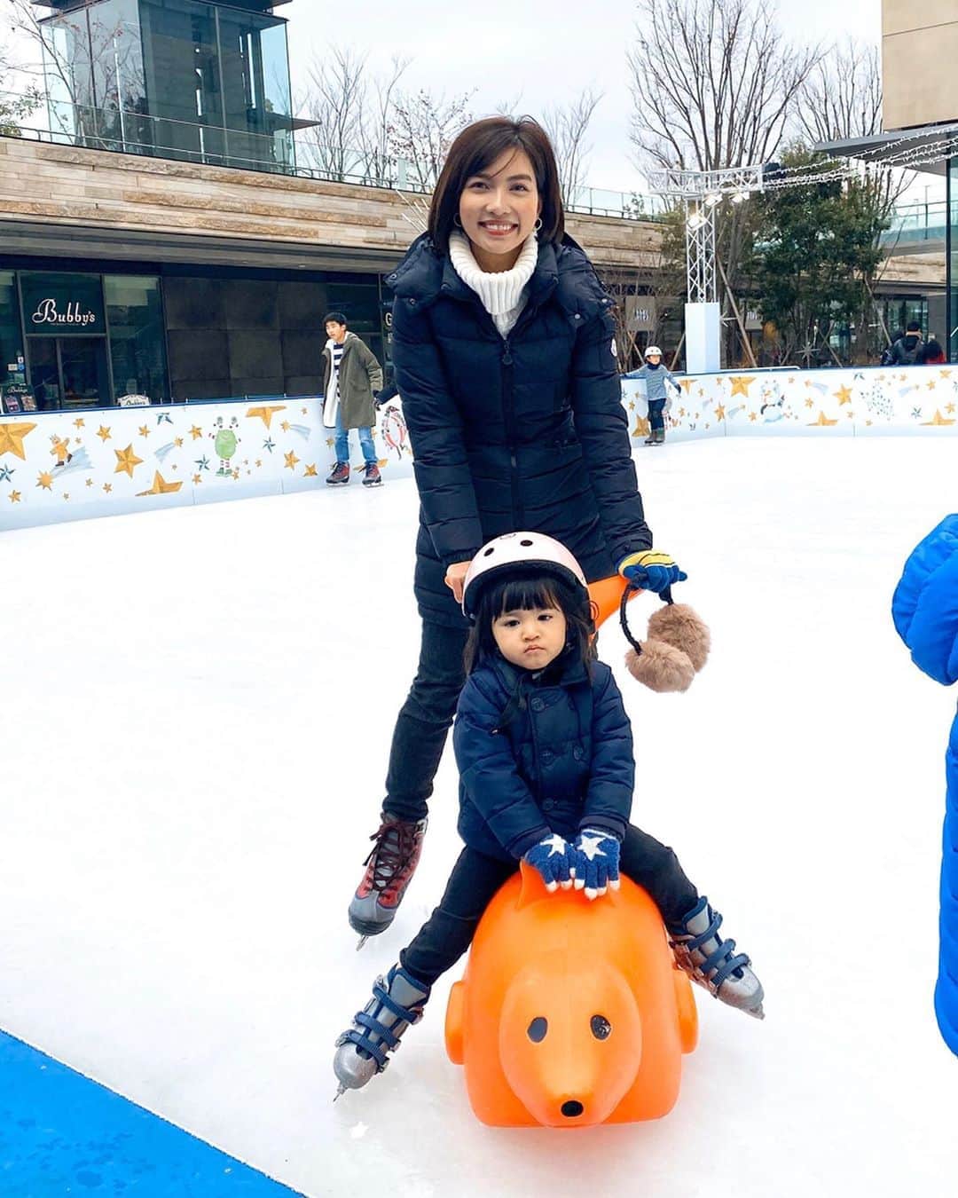 黒宮ニイナのインスタグラム：「けっこう前に行ったときの写真を今更😆📷 息子は3回目くらいだけど、いつも怖がって全然やらなかったのにこの日は一生懸命壁を持って練習して、最後には手を離して歩けるようになってた😁👏✨ 娘は初めてのスケートなのであしかさんのソリに乗ってスイスイ⛸ 楽しそうにしてると思いふと見たらウトウト寝てしまっていた☺️可愛い💕 来年こそは雪山に行ってスキーデビューさせたいなぁ🎿  最近、毎日がバタバタすぎてIGもアップできず10時前には寝落ちする日々😂  丁寧に暮らしたいと思いながら、そんな生活とは程遠い😅w 娘ちゃんもあと1年で幼稚園生になるので今だけ忙しいと思えば気持ちが楽になるかな✨ 今日もスケジュールとにらめっこ😄 いいお天気だから気分もいい♬  #2人育児 #2児ママ #男の子ママ #5歳2ヶ月男の子 #女の子ママ #2歳1ヶ月女の子 #スケート #おでかけ #ママライフ」