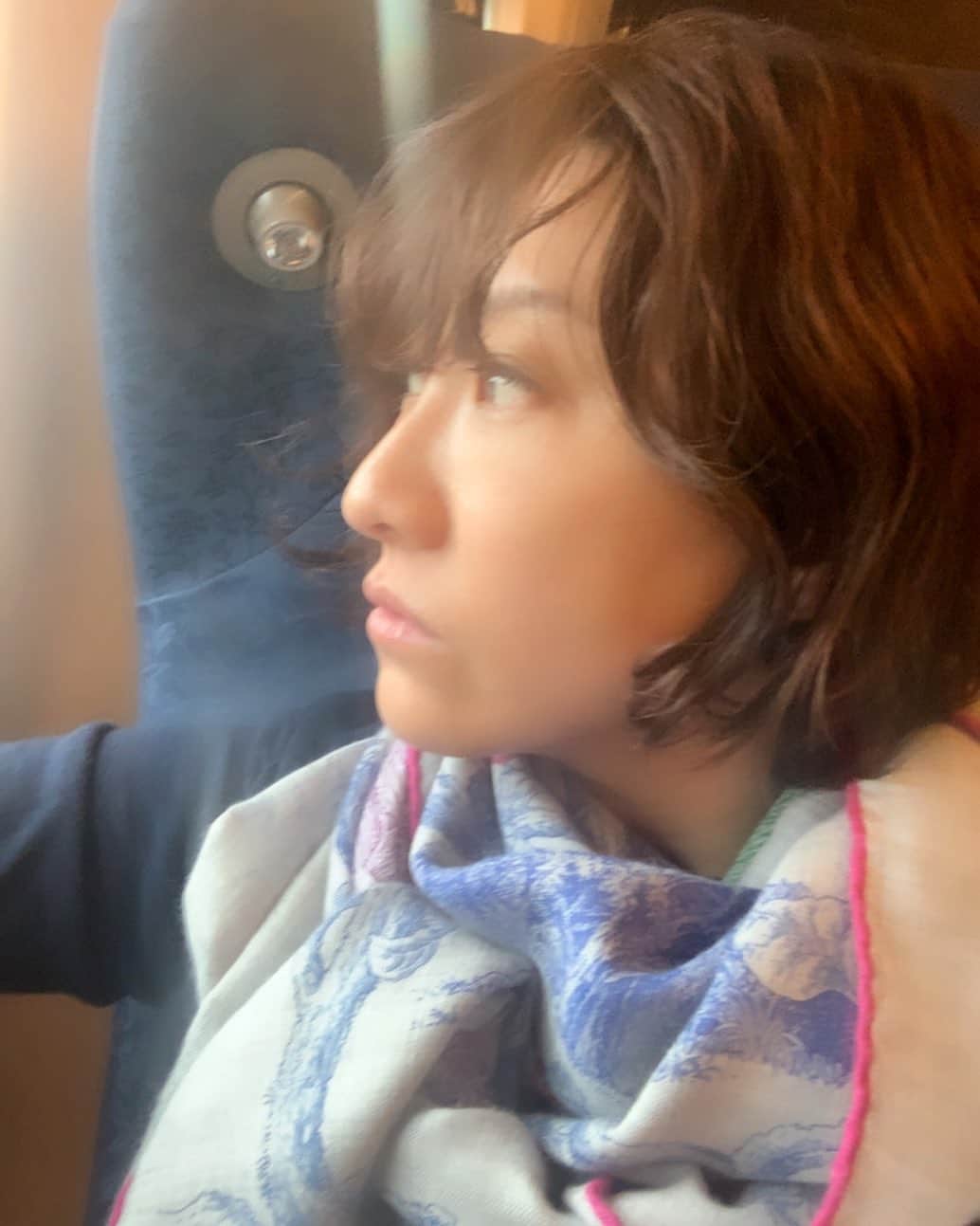 風間ゆみえのインスタグラム：「口角下がり過ぎ…  不機嫌でもないのに、父譲りのへの字口  でも今日はちょっと嬉しい日なのでした  #熊本へ」