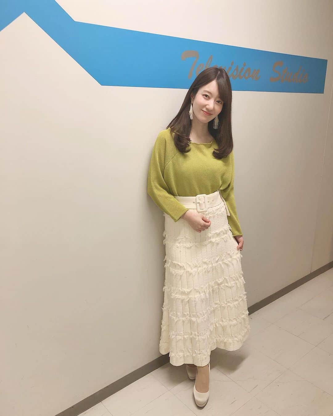 原直子さんのインスタグラム写真 - (原直子Instagram)「今日はアサデス。の衣装で着るのは初のブランド✨ アシメで襟元がゆったりのざっくりしたニットに個性的なスカート✨ 新しいです😊 パンプスも新しくなりました♡ ▶︎トップス＆スカート　#RANDA  #ニットスカート　#アサデス」2月18日 10時25分 - naoko_15_hara