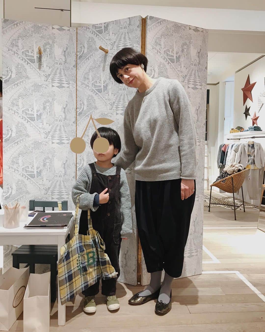 のインスタグラム：「日曜日は、L’ACADEMIE BONPOINT. 月に一度のお楽しみ、 Bonpointのブティックで行われる こどもたちの学びの場 🎨🖍✂️ 息子が第3期生となって 1年間通わせていただくことになり、 この日は2回目のクラスでした。 やさしいオードリー先生と🍒 🗣 "Merci!" 言えたね。 #bonpoint #lacademiebonpoint」
