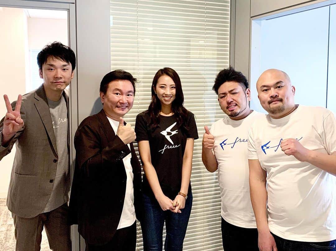 のインスタグラム：「freeeさんの記者発表会「freee確定申告SWITCH2020」にてMCを務めさせて頂きました🎤 . ゲストはかまいたちさんと鬼越トマホークさん！ さすがのトークで終始楽しい記者発表会となりました(^^) . 難しいイメージのある確定申告ですが、会計freee使えばめちゃくちゃ簡単に確定申告ができます！ レシートを撮影するだけで自動で読み込んで項目も振り分けてくれる！！ 控除などもわかりやすく、○✖️で回答できたり。 芸人さんたちも素でビックリされてた様子…😳 フリーランスの私としてもこれはかなり感動でした🥺 . 2/22,23に六本木ヒルズにて『確定申告フェス』が開催されるそうです！ 音楽ライブ・お笑い・トークショーなどのステージや、セミナー、実際にその場で確定申告ができちゃったりもするそう😳 . 最近はふるさと納税をしたりする方も増えているでしょうし、確定申告をする人も増えているのではないでしょうか？？ ぜひ今週末は確定申告フェスへ行かれてみては？☺️ . ◾️確定申告フェス https://www.freee.co.jp/event/kakufes2020/ . #freee#確定申告フェス#確定申告 #かまいたち さん #鬼越トマホーク さん #MC#山田真以 #記者発表会#イベント#司会 #お笑い大好き#幸せな仕事 #実はほぼ毎日YouTubeでかまいたちさん見てるw . #働く女性#フリーランス#ワークライフバランス#パラレルキャリア#パラレルワーカー#ノマドワーカー#business#businesswoman」