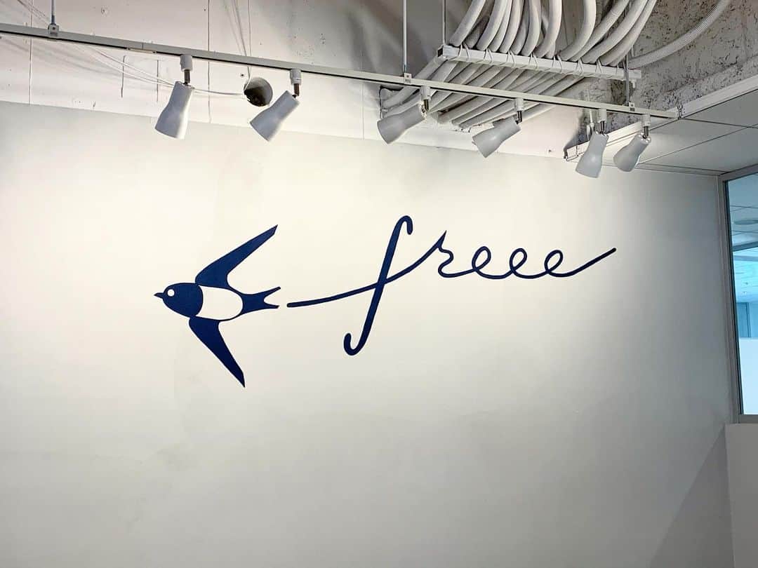 Mai Yamadaさんのインスタグラム写真 - (Mai YamadaInstagram)「freeeさんの記者発表会「freee確定申告SWITCH2020」にてMCを務めさせて頂きました🎤 . ゲストはかまいたちさんと鬼越トマホークさん！ さすがのトークで終始楽しい記者発表会となりました(^^) . 難しいイメージのある確定申告ですが、会計freee使えばめちゃくちゃ簡単に確定申告ができます！ レシートを撮影するだけで自動で読み込んで項目も振り分けてくれる！！ 控除などもわかりやすく、○✖️で回答できたり。 芸人さんたちも素でビックリされてた様子…😳 フリーランスの私としてもこれはかなり感動でした🥺 . 2/22,23に六本木ヒルズにて『確定申告フェス』が開催されるそうです！ 音楽ライブ・お笑い・トークショーなどのステージや、セミナー、実際にその場で確定申告ができちゃったりもするそう😳 . 最近はふるさと納税をしたりする方も増えているでしょうし、確定申告をする人も増えているのではないでしょうか？？ ぜひ今週末は確定申告フェスへ行かれてみては？☺️ . ◾️確定申告フェス https://www.freee.co.jp/event/kakufes2020/ . #freee#確定申告フェス#確定申告 #かまいたち さん #鬼越トマホーク さん #MC#山田真以 #記者発表会#イベント#司会 #お笑い大好き#幸せな仕事 #実はほぼ毎日YouTubeでかまいたちさん見てるw . #働く女性#フリーランス#ワークライフバランス#パラレルキャリア#パラレルワーカー#ノマドワーカー#business#businesswoman」2月18日 10時28分 - yamadamai_719