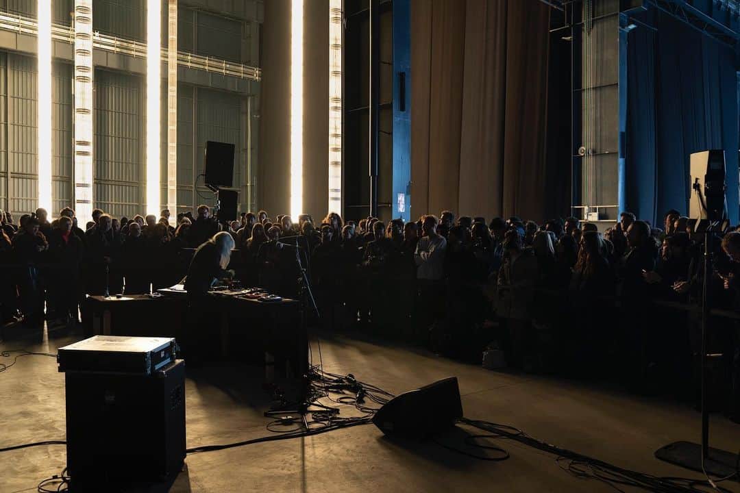 灰野敬二のインスタグラム：「2020/2/9 Pirelli HangarBicocca (Via Chiese 2, 20126 Milan) Cerith Wyn Evans - Sound performance “….the Amplifying Gas”  #keijihaino #灰野敬二」