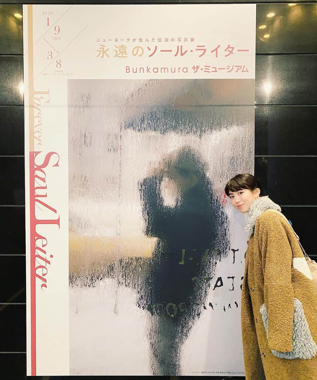 小池花瑠奈のインスタグラム：「カラー写真のパイオニア #ソールライター展 。 2017年の日本初の回顧展ぶり！ 前回と同じ渋谷のBunkamuraザ・ミュージアムにて展示されています🌂 写真展はあまり観に行くことがなかったのですが 約２年前のソールライター展で初めて彼の作品に出逢ってから、一枚の写真を観るだけで街の温度や湿度 人の足音や呼吸まで聞こえてくるようで 色んなことが想像出来たり　色んな感情になれるのだなぁーと興味を持つようになりました。 個人的には夜のバス車内の写真がとても好き！ 観た瞬間、今回のソールライター展にも来ることができて良かったなぁと 改めて思えた作品です😚 撮影NGだったので載せられないのですが。。みて欲しいなぁ。 皆様、好きな写真家さんがいましたら、是非教えて下さいね👾 #ソールライター #saulleiter #写真展 #foreversaulleiter」