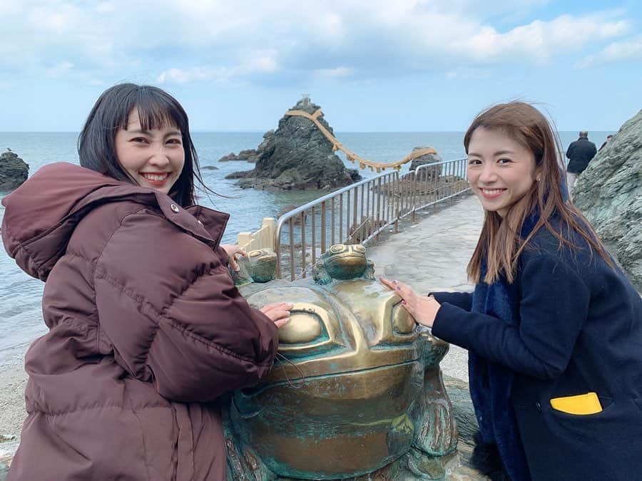 のインスタグラム：「夫婦岩🐸⛩いつも鳥羽駅でレンタカーを借りて二見興玉神社に来るよ！海沿いだからいつも寒いんだけど(いつも2月だからw)、近くの売店で売ってる塩バニラソフトが美味しくてついつい買っちゃうのよ🤦🏽‍♀️🍦写真撮るまで待ちきれなくて食べちゃった（笑）」