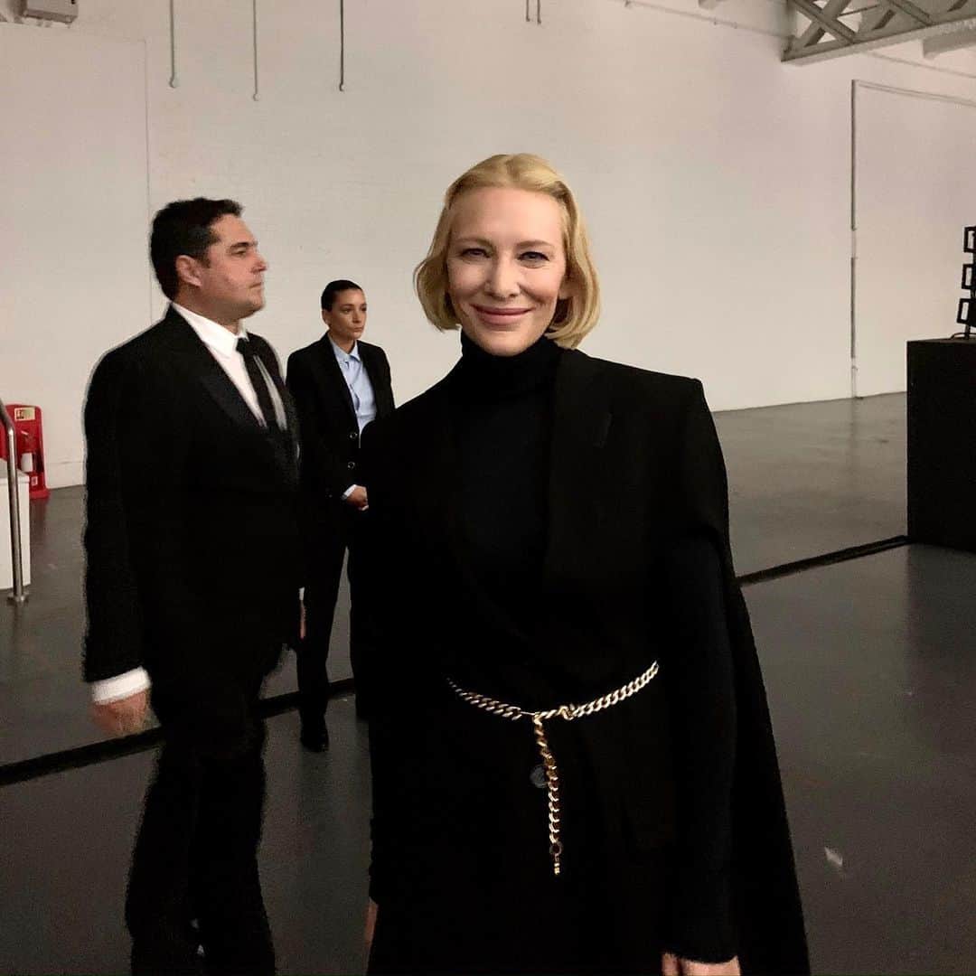 Vogue Taiwan Officialさんのインスタグラム写真 - (Vogue Taiwan OfficialInstagram)「#VogueFashionNow﻿ @burberry 2020秋冬大秀倫敦現場直擊🇬🇧 ﻿ ﻿ 捕捉到大明星Cate Blanchett 🤩🤩🤩 最後她還親切地回頭對我們微笑，本人好美啊～ ﻿ ﻿ ✍🏻 #TavisTravie  #cateblanchett #lfw @riccardotisci17 @burberry」2月18日 11時08分 - voguetaiwan