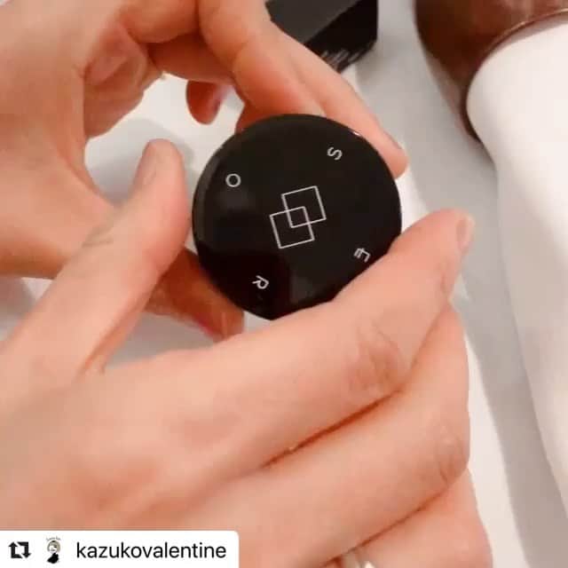 のインスタグラム：「#Repost @kazukovalentine with @make_repost ・・・ NEROLILA Botanica EROSの販売が変更になり、ご予約頂いた方には1週間お待たせしてしまい申し訳ありません。  香り・テクスチャーも万全に、オイル・ミスト、バームをお届けします。  わかりやすいグラマラスな香りではないと思います。  自分の中で膨らんだ一滴の雫がぽとり落ちるように、センシュアルな波紋がからだ中に広がり、命の深い部分に触れる。  EROS yin-yangシリーズは男性性と女性性の統合をテーマにしているけれど、あらゆるジェンダーを超えて、再生の物語を紡いでいく助けになると感じています。  香りの中心には、スパイシーで心地よいビター感のあるハーブ「ウインターセイボリー」を。 そこに、フローラルで官能的な精油「ネロリ」、ウッディーな「ベチバー」を加え、「EROSブレンド」が完成しました。 「ウインターセイボリー」は、ギリシア神話に登場する精霊¨サテュロス¨が媚薬として使っていた草であるといった言い伝えがあります。 合成香料を使わず、全て天然の香り（精油）をブレンドしています。  EROSブレンド ウィンターセボリー油、ネロリ（ビターオレンジ花油）、ベチバー（ベチベル根油）、ゼラニウム（ニオイテンジクアオイ油）、イランイラン花油、ダマスクバラ花油※、ハイブリッドローズ花水 ※オイルインミストのみ配合 ．  錬金術を基にしたEROSのストーリーやレシピなど詳しくは @sincere_garden web shopの特集ページでご覧頂けます。 ↓ @bxe_natural のプロフィールから飛べます  #ネロリラEROS #ネロリラエロス #NEROLILAEROS  #秘めたる官能を解き放つ #nerolilabotanica  #ネロリラボタニカ #yinyang  #インフィニティキット #バーム #bbye #ビーバイイー #BDIHコスモス認証を取得」