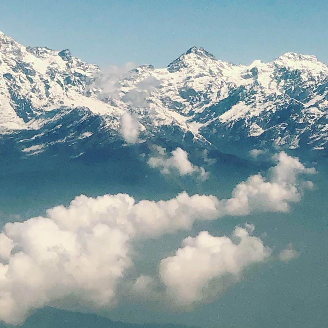 宮内 孝之 花飾人 花の妖精さんのインスタグラム写真 - (宮内 孝之 花飾人 花の妖精Instagram)「【ヒマラヤ山脈】 先週ネパールに さすがにエベレストは無理ですが、約2500mの山に登りました。 最高の景色を堪能  前方は7000m級の山々  子供の頃よく父親に連れて行ってもらった穂高や八ヶ岳などを思い出しました。  人はどうして高いところに登ぼるのか？？ 不思議な世界をワクワク感じました🙇‍♂️🙇‍♂️ これからの人生にプラス  海外16か国目のネパール！有難う！感謝 『女性に花を贈る』　 それは幸せな人生の始まり❗️ #ヒマラヤ山脈 #カトマンズ #フラワーパフォーマー #華道家 #花飾人 #ネパール #宮内孝之  https://www.takayukimiyauchi.com/」2月18日 11時22分 - miyauchi_takayuki_flowers