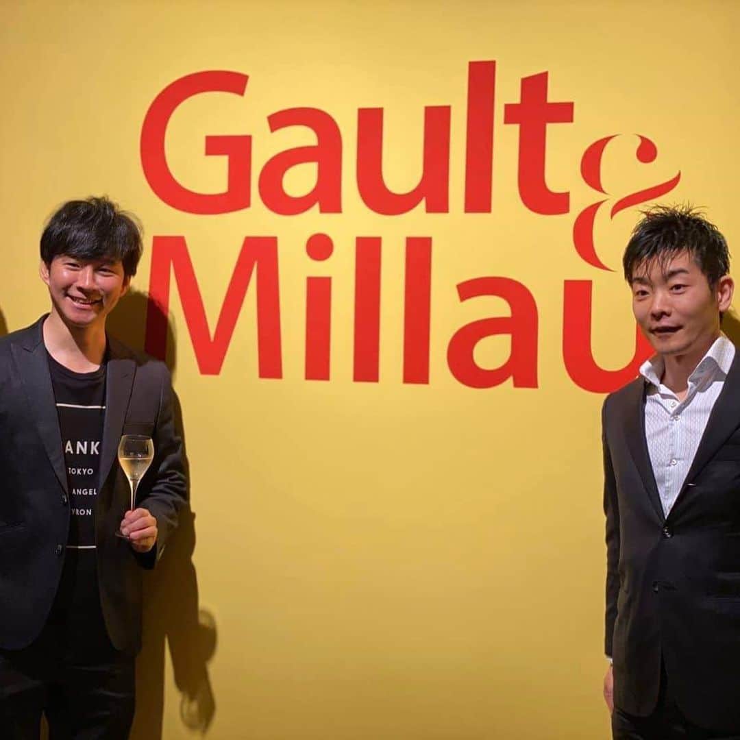 渡部建のインスタグラム：「昨日、フランスではミシュランと並ぶグルメガイドブック「ゴエミヨ」の授賞式でした！ プレゼンターをさせていただきました！ カンテサンスの岸田シェフが今年のシェフ賞に選ばれた賞金200万をゲット‼️ #ゴエミヨ #ゴエミヨジャポン #岸田周三 #カンテサンス #グランメゾン東京料理監修 #食べログのシェフズチョイスも岸田シェフ」