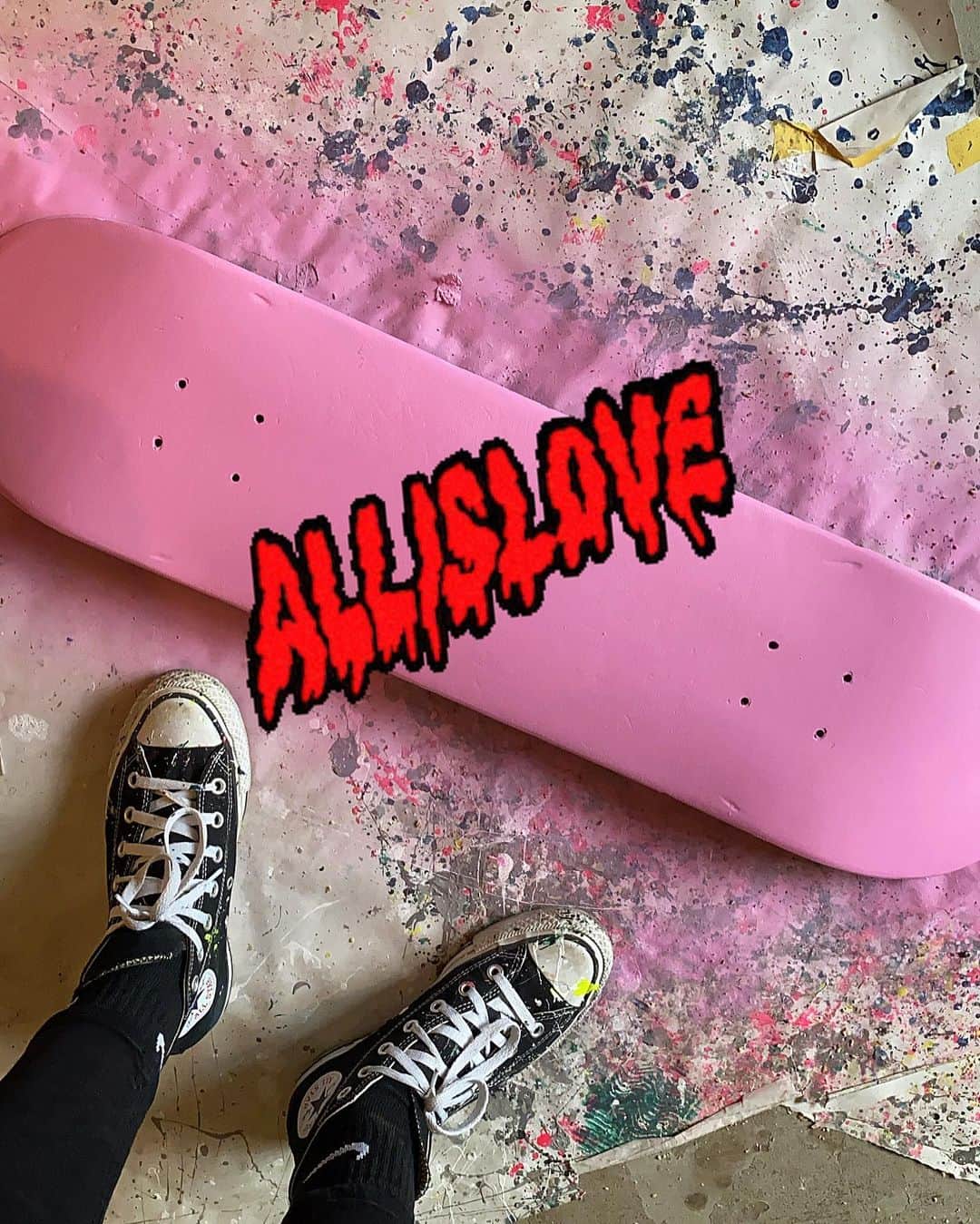 MiChiのインスタグラム：「All is Love. Love is everything 🖤 #studiolife#atelier#art#skateboard#skateboardart#artistlife#love」