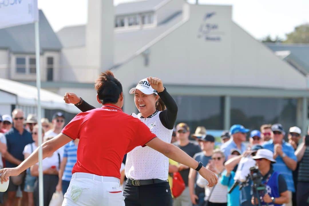 ミンジー・リーのインスタグラム：「Little bit of a late post BUT was really awesome to be at Minwoo’s first win🏆 #vicopen #proudsistermoment」