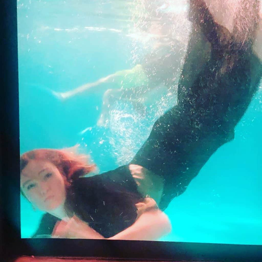 ジュリア・スタイルズのインスタグラム：「Georgina finds herself in hot water again. Season 3 Riviera @skyatlanticuk #underwaterphotography」