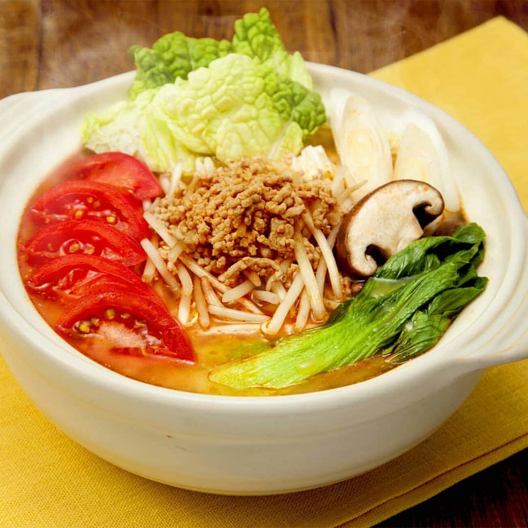 おいしい鍋さんのインスタグラム写真 - (おいしい鍋Instagram)「. ＼ピり辛スープ×さっぱりトマト／ まろやかな辛さの担々スープにトマトを入れて、さっぱりとした酸味をプラス♪ しゃきしゃき食感のもやしとの相性もぴったりで、最後のスープまで楽しめます。 . ●レシピはこちら http://nabe.moranbong.co.jp/recipe/detail/id=3898 . #おいしい鍋#モランボン#もやし鍋#担々鍋#担々スープ#担々#もやし#トマト#トマトのもやし担々鍋#菜の匠#もやし担々鍋用スープ#鍋#鍋つゆ#instanabe」2月18日 11時50分 - oishii_nabe
