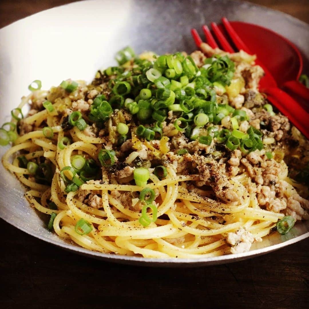 のインスタグラム：「胡椒餅がとっても美味しかったので、パスタにアレンジ。 黒こしょうたっぷりでクセになります。  台湾で食べた「胡椒餅」から、ピリッとしてクセになるパスタを思いついてしまった【エダジュン】 https://www.hotpepper.jp/mesitsu/entry/edajun/2020-00018  #mesitsu #メシ通 #グルメ #台湾 #アジア飯 #スパゲッティ #スパゲティ#パスタ #簡単 #レシピ #レシピブログ #エダジュン #東京 #taiwan #spaghetti #pasta #gowellwithbeer #easy #delicious #recipe #recipeblog #japan #tokyo #edajun」
