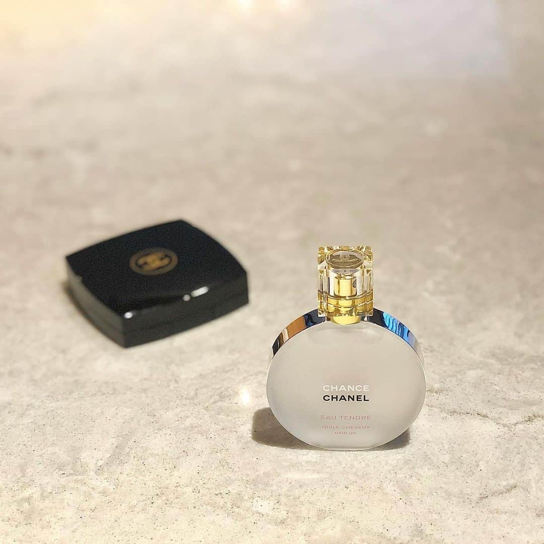 藤川沙弥のインスタグラム：「𓇠𓇢𓇡 𓆸𓆸﻿ ﻿ 昔、母から、﻿ チャンスを掴んで飛躍していってね🕊と﻿ 素敵なメッセージと一緒にCHANELの香水﻿ CHANCEを貰った思い出が😌🌷﻿ ﻿ 気分がパッと明るくなるくらい﻿ 甘く華やかで女性らしさが詰まった香り💗﻿ そんなCHANELから新しく﻿ ＂チャンス オー タンドゥル ヘア オイル＂﻿ が出たみたいでget🦋﻿ ﻿ 香水、ヘアミストはありましたが﻿ ヘアオイルって画期的過ぎませんか！🧏🏻‍♀️💕﻿ 1プッシュで少量づつ使えるので🙆🏻‍♀️﻿ 本当に良い香り…😌💗💗﻿ 今年の春は髪の毛からいい香りを﻿ 放てる女性になろう💃🏻笑﻿ ﻿ チャンス オー タンドゥル 2020 イベントが﻿ 大阪と京都でも﻿ 開催されるみたいなので気になる😍💕﻿ ﻿ ‪2月19日〜25日‬ 📍大丸心斎橋店﻿ ‪3月11日〜17日‬ 📍ジェイアール京都伊勢丹﻿ ﻿ ﻿ ﻿ ﻿ #CHANEL #takeyourchance﻿ #チャンスオータンドゥル #PR」