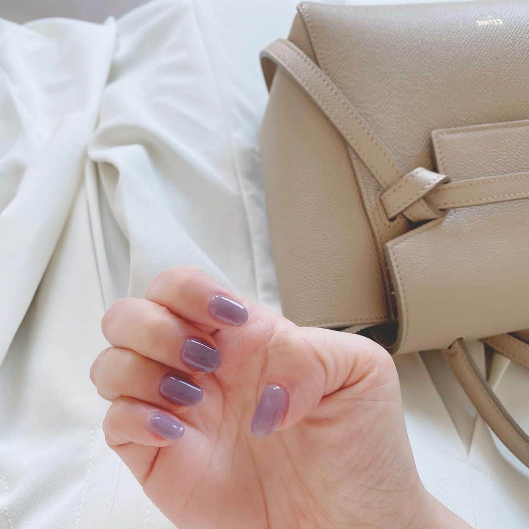 林村ゆかりのインスタグラム：「シアーな紫と新しく買ったバッグ♥春準備るん♪*ﾟ﻿ ﻿ ﻿ ﻿ ﻿ ﻿ ﻿ #nail#ネイル#美容#バッグ#セリーヌ#celine#美容好き#春コーデ#春ネイル#コーディネート#コーデ」