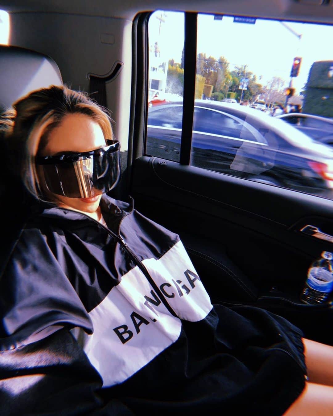 MARISのインスタグラム：「California love 🖤 Jacket: BALENCIAGA @balenciaga ・ ・ ・ ・ #fashion #ootd #outfit #california #losangeles #love #me #girl #BALENCIAGA」