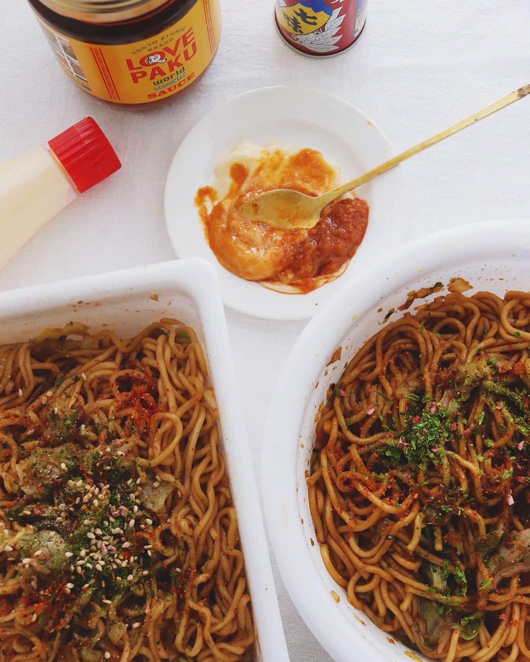 樋口正樹さんのインスタグラム写真 - (樋口正樹Instagram)「Yakisoba . お昼に焼きそば２品、 食べ比べの試食の会。 どっちも好きですわ。 . ラブパクにマヨ足し、 さらに七味唐辛子が かなりイケてますよ。 . ラブパクのアカウントはストーリーがちょっとふざけた感じが面白いのでぜひフォローを！ 👉 @lovepakusauce . . . #焼きそば #食べ比べ #ペヤング #ペヤングやきそば #日清焼きそば #日清焼きそばufo #八幡屋礒五郎 #マヨネーズ #キューピー #ラブパク #ラブパク食堂 #エスニック #万能調味料 #新定番 #新感覚 #相性抜群 #絶対美味しいやつ #味変 #yakisoba #yakisobanoodles #lovepakusauce #lovepaku」2月18日 12時26分 - higuccini