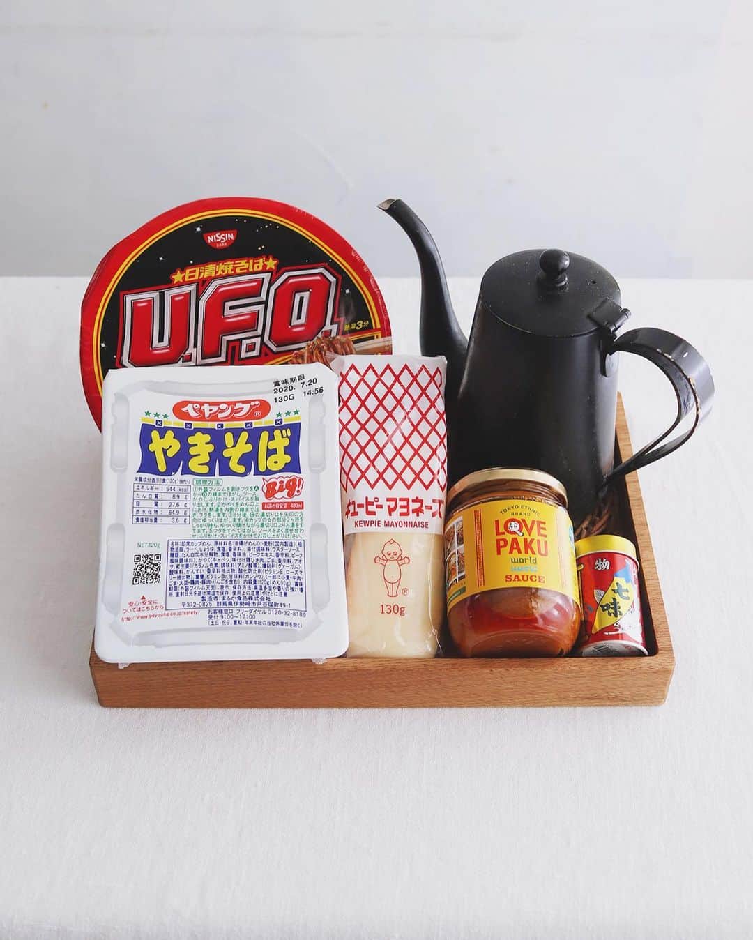 樋口正樹さんのインスタグラム写真 - (樋口正樹Instagram)「Yakisoba . お昼に焼きそば２品、 食べ比べの試食の会。 どっちも好きですわ。 . ラブパクにマヨ足し、 さらに七味唐辛子が かなりイケてますよ。 . ラブパクのアカウントはストーリーがちょっとふざけた感じが面白いのでぜひフォローを！ 👉 @lovepakusauce . . . #焼きそば #食べ比べ #ペヤング #ペヤングやきそば #日清焼きそば #日清焼きそばufo #八幡屋礒五郎 #マヨネーズ #キューピー #ラブパク #ラブパク食堂 #エスニック #万能調味料 #新定番 #新感覚 #相性抜群 #絶対美味しいやつ #味変 #yakisoba #yakisobanoodles #lovepakusauce #lovepaku」2月18日 12時26分 - higuccini