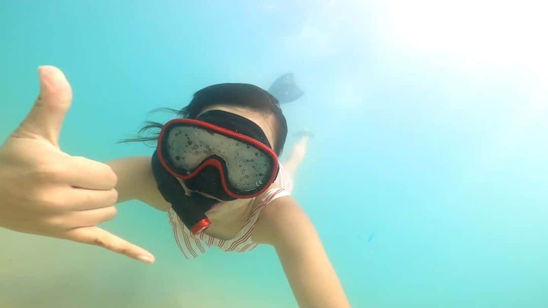 のインスタグラム：「ハワイ旅の続き♥﻿載せきれていないので、日常に戻りつつ、投稿していきます☺ ﻿ ホテルの前のビーチでシュノーケリング🌊﻿ お魚さんは見つけられず。﻿ ﻿ でも、がっかりすることはありません！﻿ ﻿ アウラニ・ディズニー・リゾート＆スパ﻿﻿ ﻿﻿ 敷地内にある人工ラグーン、﻿ レインボー・リーフではいつでもお魚さんがたくさんいます✨🐟﻿ ﻿ 色とりどりのハワイのお魚がたくさん✨﻿ ﻿ ﻿ ここは潜るのは禁止なのでぷかぷか浮かびながらのんびり眺めました。﻿ ﻿ ﻿﻿ ﻿ ﻿﻿ ﻿﻿ ﻿﻿ #アウラニディズニー#sponsored ﻿﻿ #コオリナ#アロハストリート﻿#レインボーリーフ﻿ #人工ラグーン#ラグーン#シュノーケリング﻿ #シュノーケリングセット#キャプテンスタッグ#captainstag#鹿番長﻿ #ハワイ#AulaniResort#Aulani﻿﻿ #hawai#リゾート#リゾートホテル#海好きな人と繋がりたい#トラレコwifi ﻿﻿﻿﻿﻿﻿﻿ #旅したくなるフォト #travelstagram  #travelme  #旅好きな人と繋がりたい﻿﻿ #travelholics#旅スタグラム#海外旅行﻿﻿ #goprojp#GoProのある生活#海好きな人と繋がりたい#マリンスポーツ」