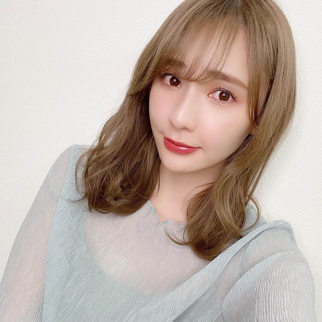 のインスタグラム：「美容のメンテナンスで歯医者と整体に行ってきました！まだ通ってますかなどの質問をよくいただいているので行きつけ紹介させて頂きますね☺️!﻿ ﻿ 歯医者は矯正が終わってからもずっと森デンタルクリニックさん(@mori_dental_clinic )にお世話になっています🙇‍♀️今回はクリーニングと、染みる部分、痛みを感じる部分の相談をしに行ったところすぐに解決してくださいました🥺!どこをどう治療したなどを丁寧に毎回説明してくださるので本当に信頼している先生です👏☺️ @moriken.ne.jp ﻿ ﻿ 整体はもう何年もずーっとお世話になってます🙇‍♀️酒井流整体さん(@sakairyuseitai.sakai )体の方も調子が悪かったら見て頂いていたり、小顔掌術はもう絶対毎回お願いしています👏✨✨今回も頬骨が出てきたなー食いしばりでエラが張ってきたなと感じていたのでほぐして整えてもらってきました😉!以前YouTubeでも紹介したことがあるので「酒井流整体」と検索をしたら動画すぐに見つかると思います！効果とか施術内容が分かりやすいと思うのでぜひ見てみてください！﻿ ﻿ ﻿※着ているトップスは @whoswhochico です ﻿ ﻿ ﻿  #整体 #歯医者 #小顔 #美容整体 #美容効果 #美容 #美容好きな人と繋がりたい #おすすめ美容 #ユーチューブ #ビューティー #美容垢 #コスメ好きさんと繋がりたい #コスメオタク #美容好き #コスメ #デパコス #コスメレビュー #コスメ購入品 #コスメレポ #メイク動画 #メイク #ユーチューバー #youtuber #youtube #cosmetics #makeup #instabeauty #followme #instagood #instalike」