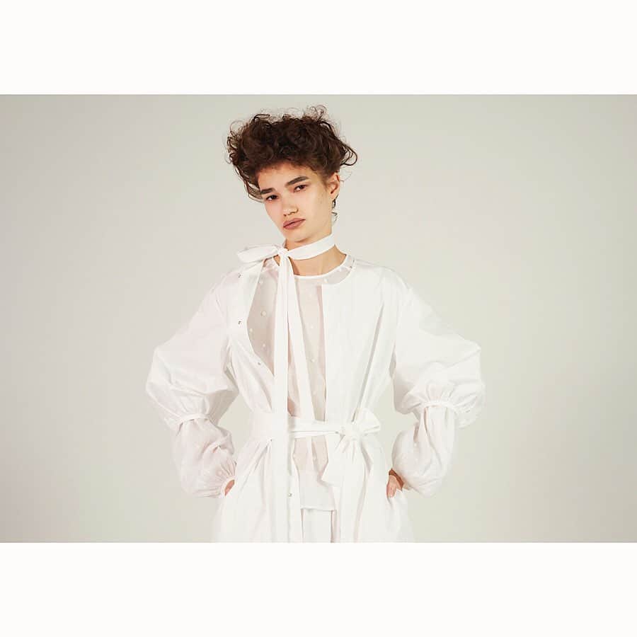 のインスタグラム：「20SS［ AFRO MODE ］ Marisol 3月号掲載. (p.44)puff-sleeve shirt coat/¥48,000+tax.  @near.nippon_press 詳細はホームから (HOME PAGE→info)  #nearnippon #Marisol3月号 #longshirt #shirtcoat #20SS #womensfashion #womenswearstyle」