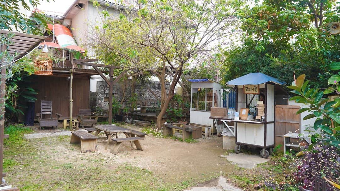 TaVisionさんのインスタグラム写真 - (TaVisionInstagram)「沖縄TaVision２日目！まず最初は、珈琲屋台ひばり屋 へ！☕️﻿ ﻿ ﻿ 国際通りの路地を抜けた先にある隠れ家で、﻿ 沢山の自然に囲まれた、野外カフェです。﻿ ﻿ 今回私たちが注文したのは、﻿ ﻿ ・カフェオレ﻿ ・カフェニコ﻿ ﻿ の2つ！﻿ ﻿ 店主さんのこだわりで、﻿ 「カフェボール」にドリンクを入れるんだそう。﻿ ﻿ ももちが頼んだカフェニコは、﻿ 杏仁シロップが入ったカフェオレで﻿ ﻿ ほんのり杏仁のあまい香りと﻿ カフェオレが絶妙にマッチ、、！﻿ ﻿ 上に載っている泡もこだわり抜いた泡らしく、﻿ 泡だけを作る専用の機械を使用してるみたいです！﻿ ﻿ ふわっふわでシュワッととろける泡は﻿ ほんのり甘くてカフェオレに最高に合う、、！﻿ ﻿ ﻿ お天気が良い日に、ポカポカの自然の中で﻿ コーヒーを楽しんでみてはいかがでしょうか？☺️﻿ （雨の日はお休みみたいです！）﻿ ﻿ ﻿ ﻿ ⭐️ 珈琲屋台ひばり屋﻿ ーーーーー﻿ ▷住所　那覇市牧志3-9-26﻿ ﻿ ▷営業時間 10:30～19:00﻿ ﻿ ▷TEL 090-8355-7883﻿ ﻿ ▷定休日 不定休﻿ ーーーーー﻿ ﻿ ✈ #沖縄TaVision﻿ #なはぐらむTV ﻿ ﻿ #TaVision #女子旅 #沖縄 #沖縄女子  #沖縄旅 #沖縄旅行 #沖縄観光  #ゆうこす #菅本裕子 #ももち #牛江桃子 #珈琲屋台 #珈琲屋台ひばり家 #珈琲」2月18日 12時43分 - tavision.tv