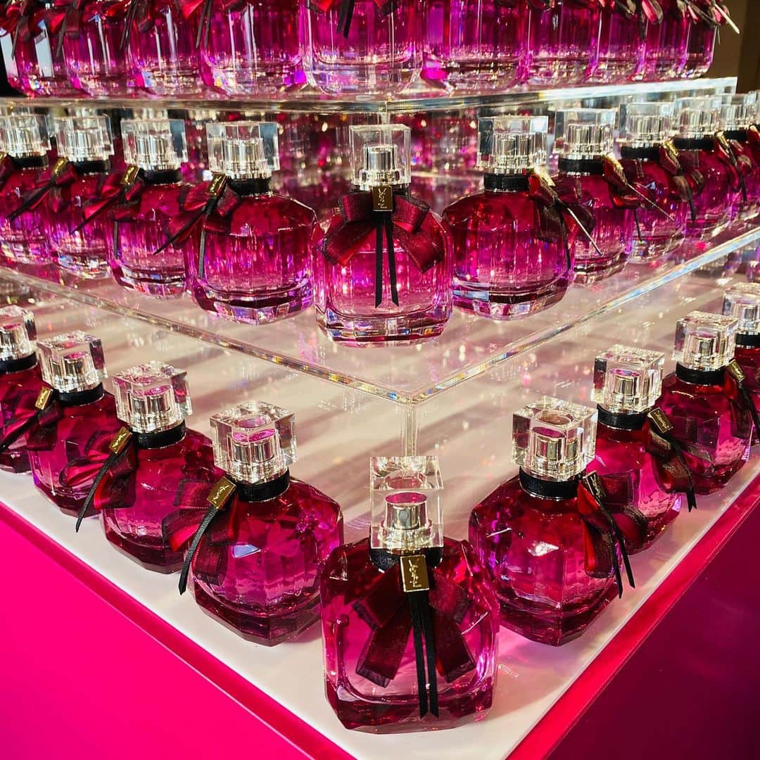 Oggi編集部さんのインスタグラム写真 - (Oggi編集部Instagram)「イヴ・サンローランの人気フレグランス「モン パリ」から、濃密なフューシャピンクのボトルが美しい✨新たな香りが登場🌹 「モン パリ」の透明感のある香りに、甘く深みのあるローズを加えた、オーデパルファム アンタンスは、“抗えない恋の深みへとかけ上がる香り”をイメージ😆 4月24日発売。 30ml. ¥9,500+税 身に纏って、恋の季節を盛り上げて❣️ ★ ルージュヴォリュプテシャインからは、新色が5色発売💄　特におすすめは、76番のブラウン！スタイリッシュなモーヴブラウンは、なじみやすいのに、おしゃれ感も抜群✨　春夏のブラウンメイクのトレンドに乗るなら、ぜひ持っておきたい1本です❣️ 4月3日発売。 ¥4,100+税 写真はスターがかわいい限定パッケージ⭐️シャイン コレクター⭐️ ★ #oggi #サンローラン #イヴサンローラン #イヴサンローランリップ #ルージュヴォリュプテシャイン #yslbeauty #モンパリ #monparis #コスメ好きさんと繋がりたい #メイク好きな人と繋がりたい #フレグランス #香り #香り好きな人と繋がりたい #香りのある暮らし」2月18日 12時51分 - oggi_mag