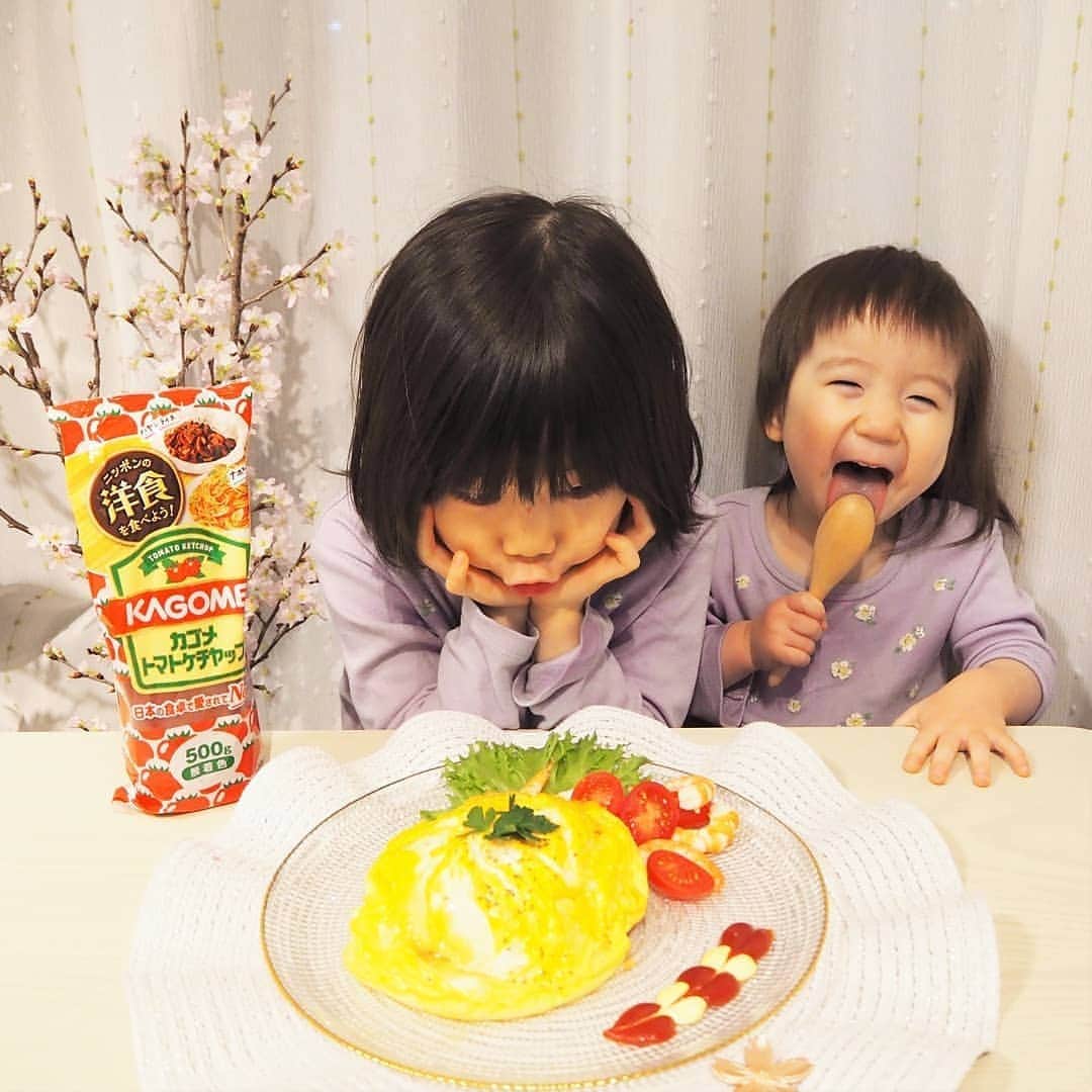 Kuboi Ayumiさんのインスタグラム写真 - (Kuboi AyumiInstagram)「「ママ、オムライス作って！」﻿ ﻿ 今日は何食べたい？と聞くとおねだりされることが多いオムライス。﻿ 子どもたちって好きですよね。﻿ ﻿ 日本洋食協会とのコラボレーション企画で、洋食店シェフに裏ワザを教えてもらって﻿ 実際に作ってみたところ、いつものオムライスがちょっとランクアップしたので﻿ みなさまにもご紹介させていただきます！﻿ ﻿ 裏ワザと言っても、とっても簡単なんです。﻿ 特別な道具もいりません。﻿ ﻿ ①フライパンは温めない﻿ ②ケチャップを先にいれてからごはんを炒める﻿ ③ごはんは温かいものをつかう﻿ ﻿ これだけ！﻿ ﻿ まず鶏肉を炒める時に、ついついフライパンを温めてからお肉を入れがちですが﻿ フライパンが冷たい状態からスタートしてゆっくりと火を通すことで、﻿ 火が通りすぎて堅くなったり、パサついたりする失敗が減ります。﻿ ﻿ 具材に6割くらい火が通ったなと思ったら次はごはんではなく、ケチャップを。﻿ ケチャップの水分がとぶので、ごはんがべちゃべちゃしにくくなりますし﻿ ケチャップを先に入れてオイルと乳化させておくことで、﻿ あとからごはんをいれたときに味が絡みやすくなるんですよ。﻿ ﻿ 入れるごはんは温かいものにすることで、ふんわりと混ざりやすくなります。﻿ ごはんを入れたら強火にして水分を飛ばすのもお忘れなく。﻿ ﻿ 今回カゴメトマトケチャップを使って裏技オムライスを作ったのですが﻿ 娘たちはおかわりしてパクパク食べてくれました。﻿ ﻿ おいしかったみたいで、「一緒に作りたい！」という長女とお休みの日にまた作ってみようっと。﻿ ﻿ カゴメ様＆日本洋食協会様の「ニッポンの洋食を食べよう！」プロジェクトに参加中﻿ ﻿ #おうちごはん #おうちカフェ #女の子ママ #赤ちゃんのいる生活 #オムライス﻿ #カゴメトマトケチャップ　#ニッポンの洋食を食べよう　#PR　#カゴメ」2月18日 18時25分 - himekagami