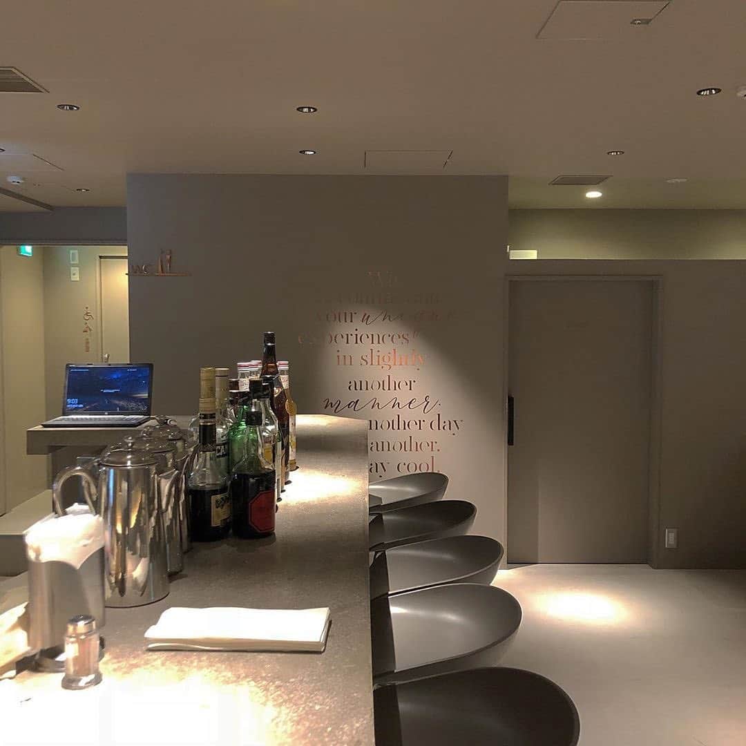 isutaさんのインスタグラム写真 - (isutaInstagram)「スタイリッシュなフロント、サイトデザインで注目されているホテル「an/other TOKYO」を知っていますか？﻿ ﻿ ﻿ 今までのカプセルホテルの常識を覆す広々した客室で、パーソナルスペースを気にすることなく、上質な時間を過ごすことができるそう。﻿ ﻿ 近未来的なミニマルデザインの部屋が素敵ですよね！﻿ ﻿ ﻿ 併設されたレストランでは、ひとひねりを加えた本物の洋食を楽しめます。彼との特別な日に足を運んでみるのもよさそう♡﻿ ﻿ ﻿ ■宿泊プラン■﻿ ・女性専用キャビン（朝食あり）5,046円〜/人﻿ ・女性専用キャビン（素泊まり）4,500円〜/人﻿ ・男性専用キャビン（朝食あり）5,046円〜/人﻿ ・男性専用キャビン（素泊まり）4,500円〜/人　など﻿ ﻿ ﻿ ■an/other TOKYO■﻿ 〒104-0031 東京都中央区京橋２丁目５−４﻿ 電話：03-3561-0254﻿ @another_tokyo﻿ ﻿ ﻿ photo by﻿ @elie_com﻿ @yukkoko129﻿ @rong_chennn﻿ ﻿ ﻿ #isuta #イスタ #isuta_trip﻿ #東京ホテル #東京ホステル #東京旅行 #東京観光﻿ #anothertokyo #アナザートウキョウ #京橋ホテル﻿ #ホテル泊 #おしゃれホテル #カプセルホテル﻿ #女性専用カプセルホテル #東京カプセルホテル #ホテル好き #ホテル巡り #ホテルラウンジ ﻿ #旅好きな人と繋がりたい #京橋カフェ #京橋レストラン﻿ #記念日旅行 #お洒落な人と繋がりたい」2月18日 18時17分 - isuta_jp
