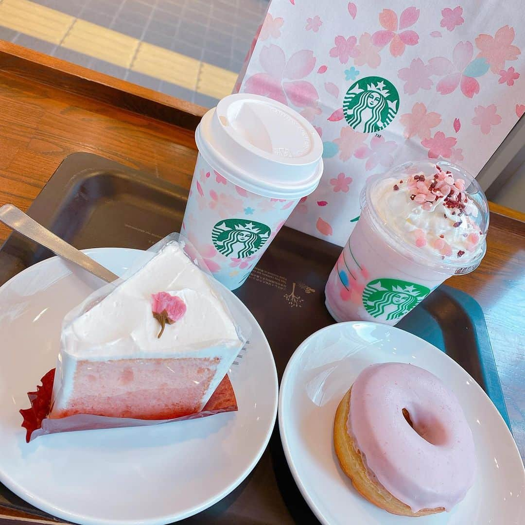 朝倉ゆりさんのインスタグラム写真 - (朝倉ゆりInstagram)「#starbucks #桜 が好きすぎるんじゃ🌸 ． #cherryblossom #桜ミルクラテ #さくらミルクラテ #さくらミルクフラペチーノ #桜ミルクフラペチーノ #スタバ新作 #さくらドーナツ #さくらシフォンケーキ #instagood #instasweets」2月18日 13時07分 - eb_loverinko