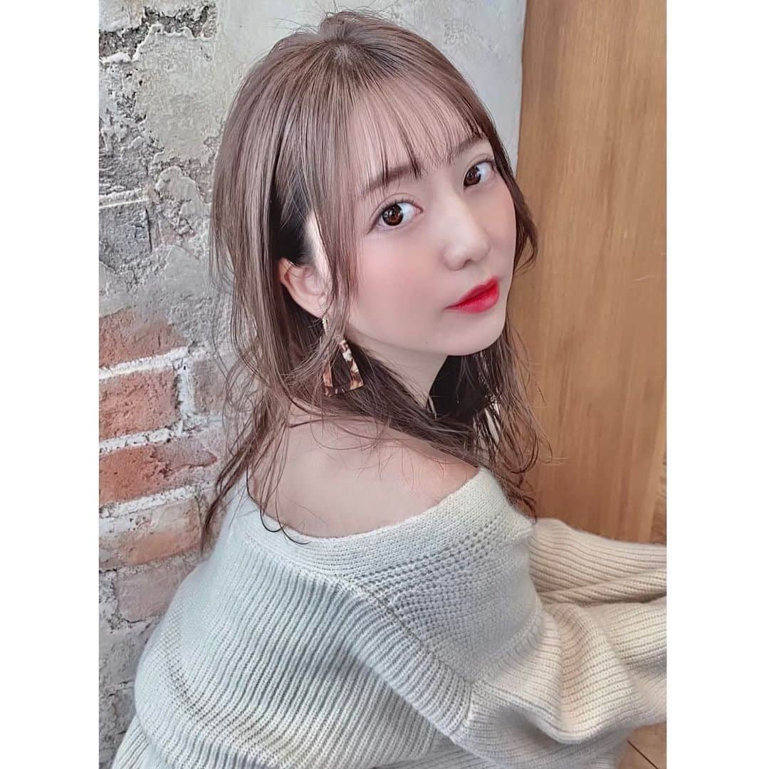 堀尾実咲のインスタグラム：「‪new hair color ❤︎‬ ・  @afloat_ruvua_color にてカラーカットトリートメントしていただきました✂︎ ・ ‪ 今回はトレンド色のシアベージュとチョコブラウンをMIXした春先取りの透明感あるカラーにしてもらったよ(*⁰▿⁰*)🌸‬ ‬ ‪こおゆうグレージュカラーだいすき❤︎‬ ‪光の当たり方で色の感じも変わるよお✨‬ ・ ‪トリートメントはAujua✨‬ ‪まずカウンセリングで髪のお悩みを美容師さんに伝えて、たくさんのラインナップの中からその時のダメージに合わせてケアして頂きます🐰‬ ‪この時期いつも乾燥に悩まされるのだけど、このトリートメントしてもらったらしっとりとゅるとゅるになた🤤‬ ‪トリートメントで悩んでる方は本当に試して欲しい☺️‬ ・ ‪ちなみに...すっごく...いい香りするよ...🤤💐‬ ・  担当は古川さん (@chanshin1103 )です👯‍♀️ ・  #美容院 #afloat #ヘアカラー #シアベージュ #チョコブラウン #グレージュ #トリートメント #aujua #新宿」