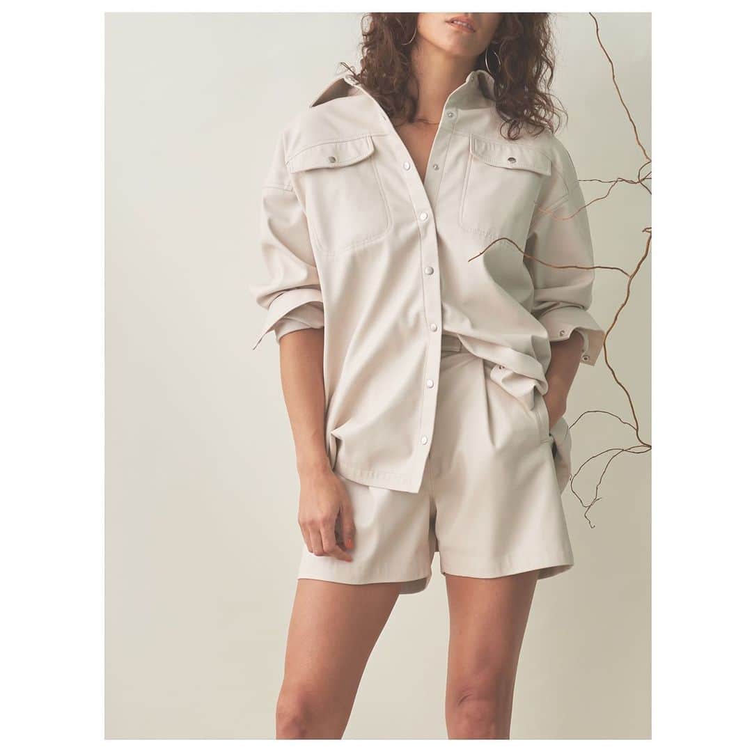ETRÉ TOKYOさんのインスタグラム写真 - (ETRÉ TOKYOInstagram)「. 【 New Arrival 】 2/20(木)19:00より オンラインストアにて新作アイテム発売スタート! . #エコレザービッグシャツ Ivory(フェイクレザー)/Beige(フェイクスウェード) ¥22,000+tax . 只今オンラインストアにて新作アイテムを 先行公開しておりますので是非、ご覧ください. プロフィールTOPのURLからご覧ください. . #etretokyo #etre #etretokyostore #newarrival #onepiece #shirt  #エトレトウキョウ #エトレ #新作発売予定 #ビックシャツ #エコレザー #スウェード #シャツ #カジュアル」2月18日 13時38分 - etretokyo
