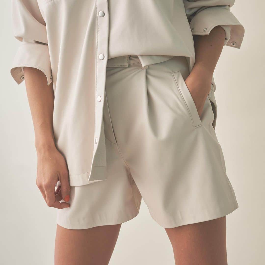 ETRÉ TOKYOさんのインスタグラム写真 - (ETRÉ TOKYOInstagram)「. 【 New Arrival 】 2/20(木)19:00より オンラインストアにて新作アイテム発売スタート! . #エコレザービッグシャツ Ivory(フェイクレザー)/Beige(フェイクスウェード) ¥22,000+tax . 只今オンラインストアにて新作アイテムを 先行公開しておりますので是非、ご覧ください. プロフィールTOPのURLからご覧ください. . #etretokyo #etre #etretokyostore #newarrival #onepiece #shirt  #エトレトウキョウ #エトレ #新作発売予定 #ビックシャツ #エコレザー #スウェード #シャツ #カジュアル」2月18日 13時38分 - etretokyo