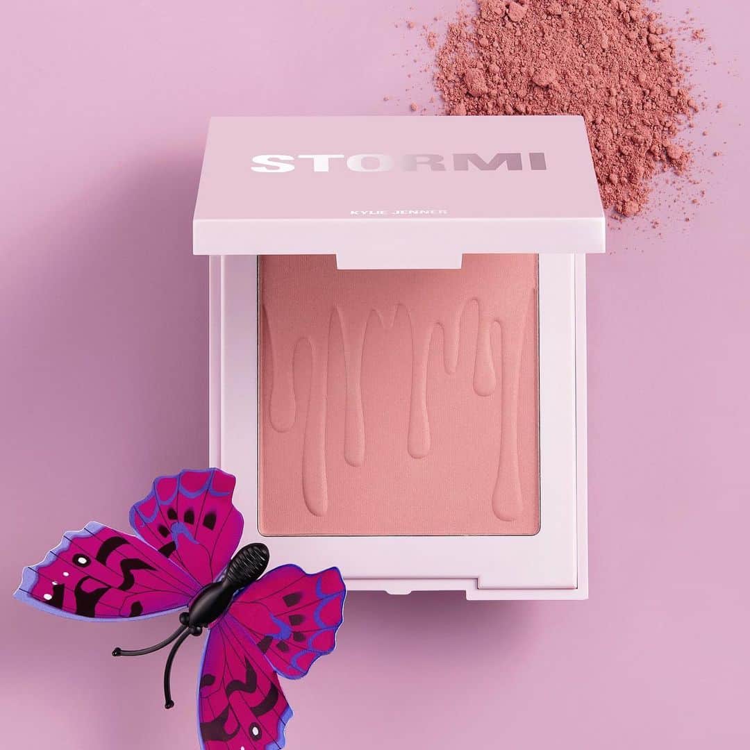 Kylie Cosmeticsさんのインスタグラム写真 - (Kylie CosmeticsInstagram)「Stormi Restock News! ✨ Our Stormi Mini Palette + Flutter In Love Blush restock Friday 2.21 9am pst 💜🦋」2月18日 13時49分 - kyliecosmetics