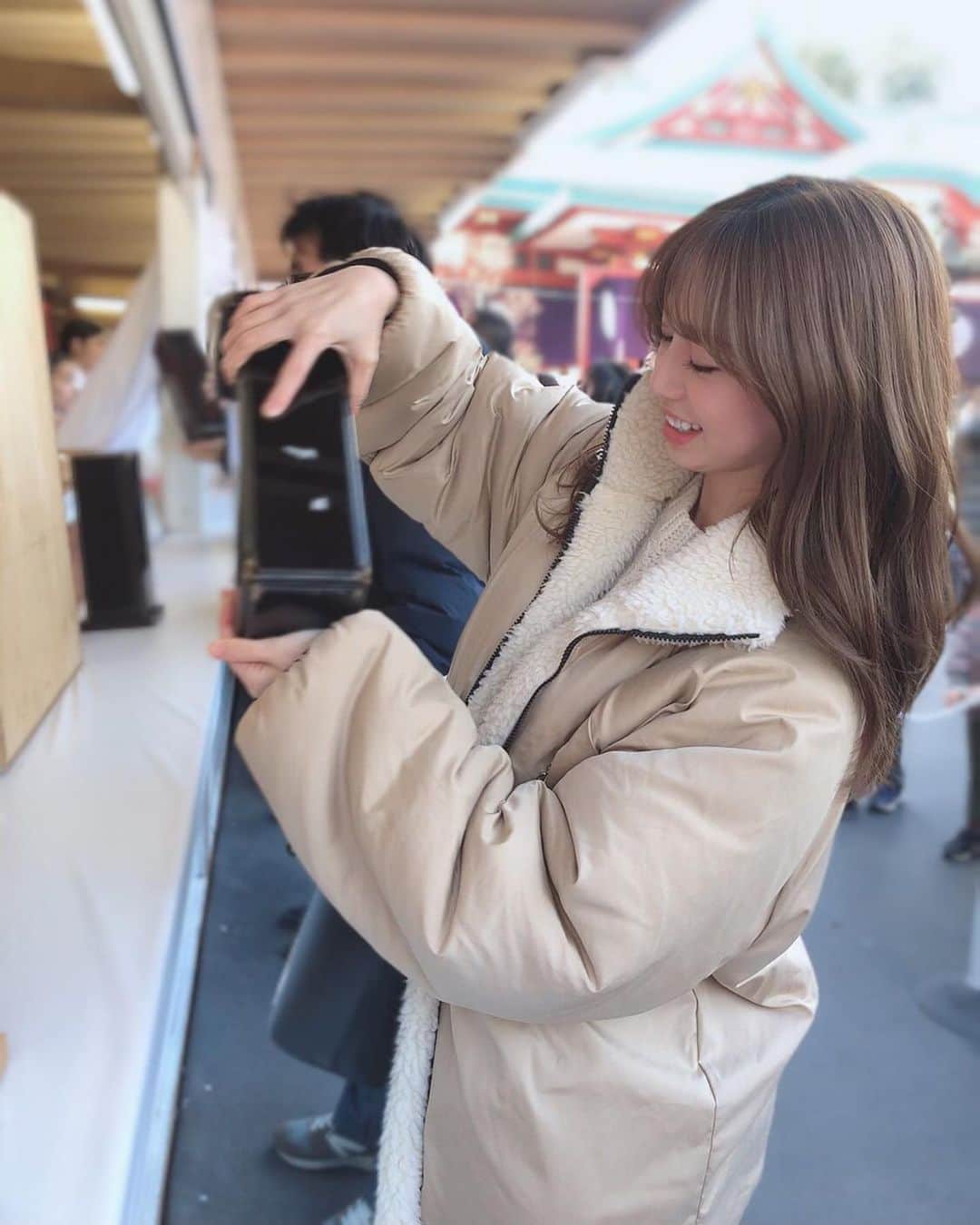 加田穂乃華のインスタグラム：「すごく今更だけど、 年始に東京に戻ってきて友達家族と日枝神社にいったときのこと⛩✨ ・ おみくじ引いたよー🥠 なかなか棒が出てきてくれなくて、 巫女さんが前で静かに見守ってくれてるし 後ろにも人待ってるしで焦って苦笑いの図。笑  もうすでに初詣に行っていた友達家族だけど 付き合ってくれました！ ありがとう😂💕 #赤坂 #日枝神社 #2020 #⛩」