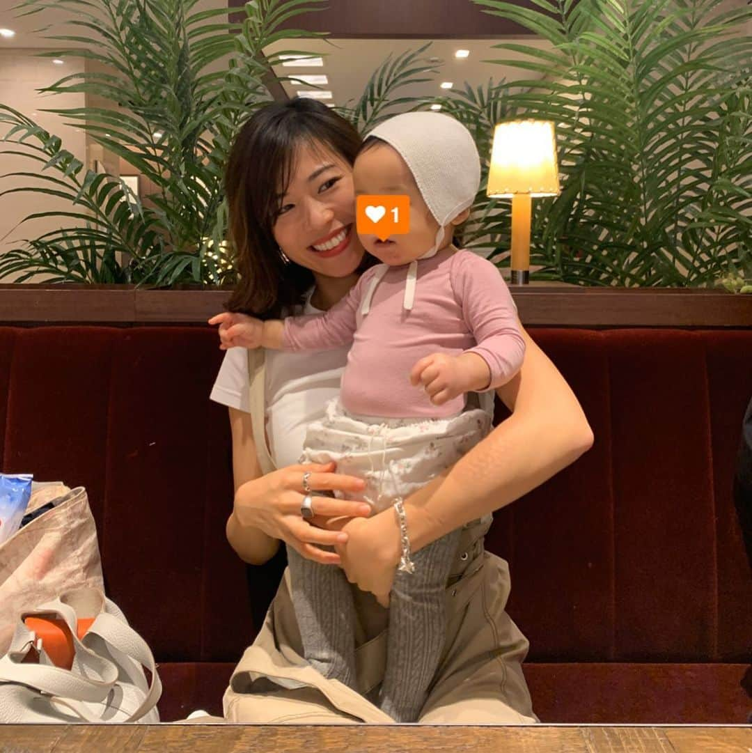 ayu kagawaさんのインスタグラム写真 - (ayu kagawaInstagram)「娘の10ヶ月の記録👶🏻だいぶ過ぎちゃったけど😅 相変わらずオデコピカーン✨お腹はポッコリ🐷 首を横に振ってイヤイヤイヤーがブーム🥰 あれが良い！これは違う！と意思がはっきりしていて特にご飯中は指をさして指示がすごい🙂 歩くのがだいすき。もう小走りしてる😂 朝起きたらとりあえず寝てる👦🏽に愛の頭突きand鼻フック😅 なぜか動物のぬいぐるみに怯えてる🐘 下の歯が2本。上の歯は4本はえてきた🦷 ママ！ばば！あとは喃語を沢山喋る🥰 夜は小刻みに何度も起きる😇🥱 ママとにぃにとばぁばと（パパ）とブロッコリーがだいすき🥦 ・ 癒しの娘ももうすぐ１歳😭 今だけのよちよち歩きもママコールも、全て忘れたくないから毎日目に焼き付けています😌 #baby#babygirl #10ヶ月#10ヶ月ベビー  #成長記録」2月18日 13時51分 - ayuyunyun