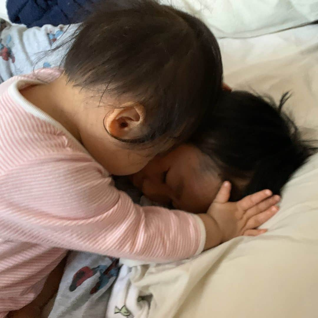 ayu kagawaさんのインスタグラム写真 - (ayu kagawaInstagram)「娘の10ヶ月の記録👶🏻だいぶ過ぎちゃったけど😅 相変わらずオデコピカーン✨お腹はポッコリ🐷 首を横に振ってイヤイヤイヤーがブーム🥰 あれが良い！これは違う！と意思がはっきりしていて特にご飯中は指をさして指示がすごい🙂 歩くのがだいすき。もう小走りしてる😂 朝起きたらとりあえず寝てる👦🏽に愛の頭突きand鼻フック😅 なぜか動物のぬいぐるみに怯えてる🐘 下の歯が2本。上の歯は4本はえてきた🦷 ママ！ばば！あとは喃語を沢山喋る🥰 夜は小刻みに何度も起きる😇🥱 ママとにぃにとばぁばと（パパ）とブロッコリーがだいすき🥦 ・ 癒しの娘ももうすぐ１歳😭 今だけのよちよち歩きもママコールも、全て忘れたくないから毎日目に焼き付けています😌 #baby#babygirl #10ヶ月#10ヶ月ベビー  #成長記録」2月18日 13時51分 - ayuyunyun