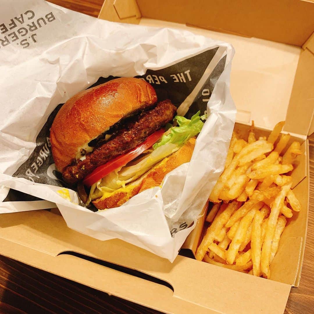 星村麻衣のインスタグラム：「ハンバーガーな気分の日🍔 #lunch #jsburgerscafe」