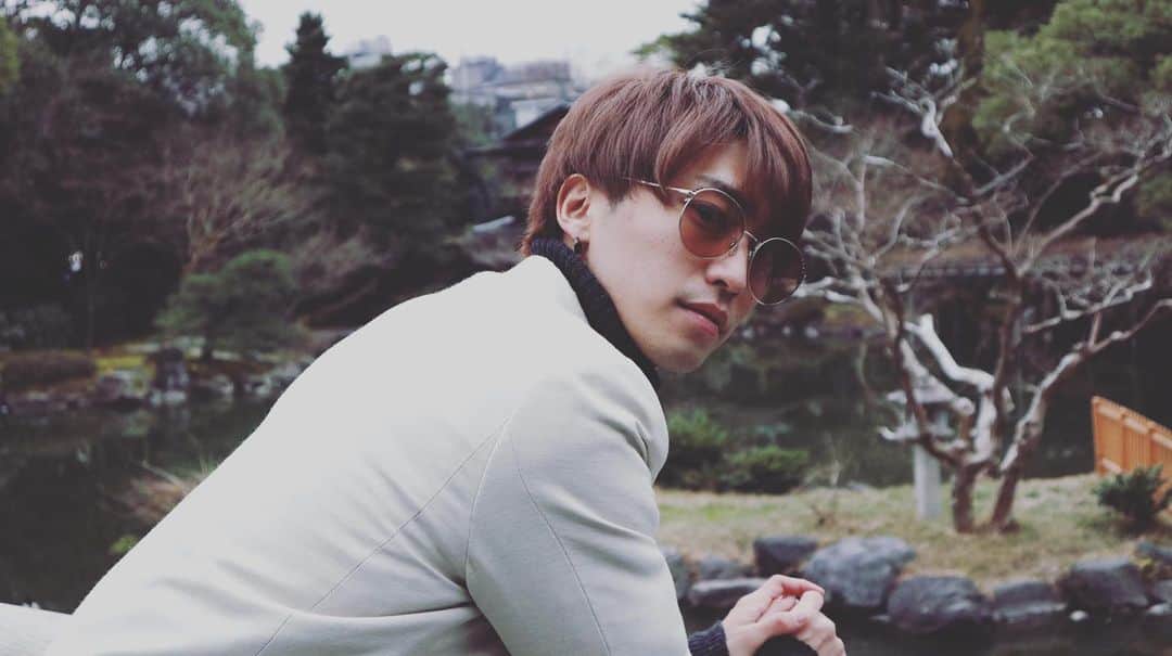 品川翔のインスタグラム：「• • • • 本日2月18日 26歳になりました！ • • • • • • • 25歳の時の思い出といえば 東京から京都へ、環境も変わり 自分自身経験してこなかった事への挑戦。 仕事面でかなり充実した1年だったと思います。 • • • • • • こうして充実してお仕事できているのも 応援してくださっている皆さんのお陰です。 いつも本当にありがとうございます。 皆さんの笑顔が力になります。 なので全力で笑顔になってくれるように 僕も全力でパフォーマンスします。 • • • • • • • • 26歳は飛躍の年そして 大人っぽい人間になれるように 日々頑張っていきます！！ これからも品川翔をよろしくお願いします！！ • • • • •  #instagood#actor#俳優 #hair#style#l4l #followme #fashion #KYOTOSAMURAIBOYS #KSB#model  #ootd #instafashion」