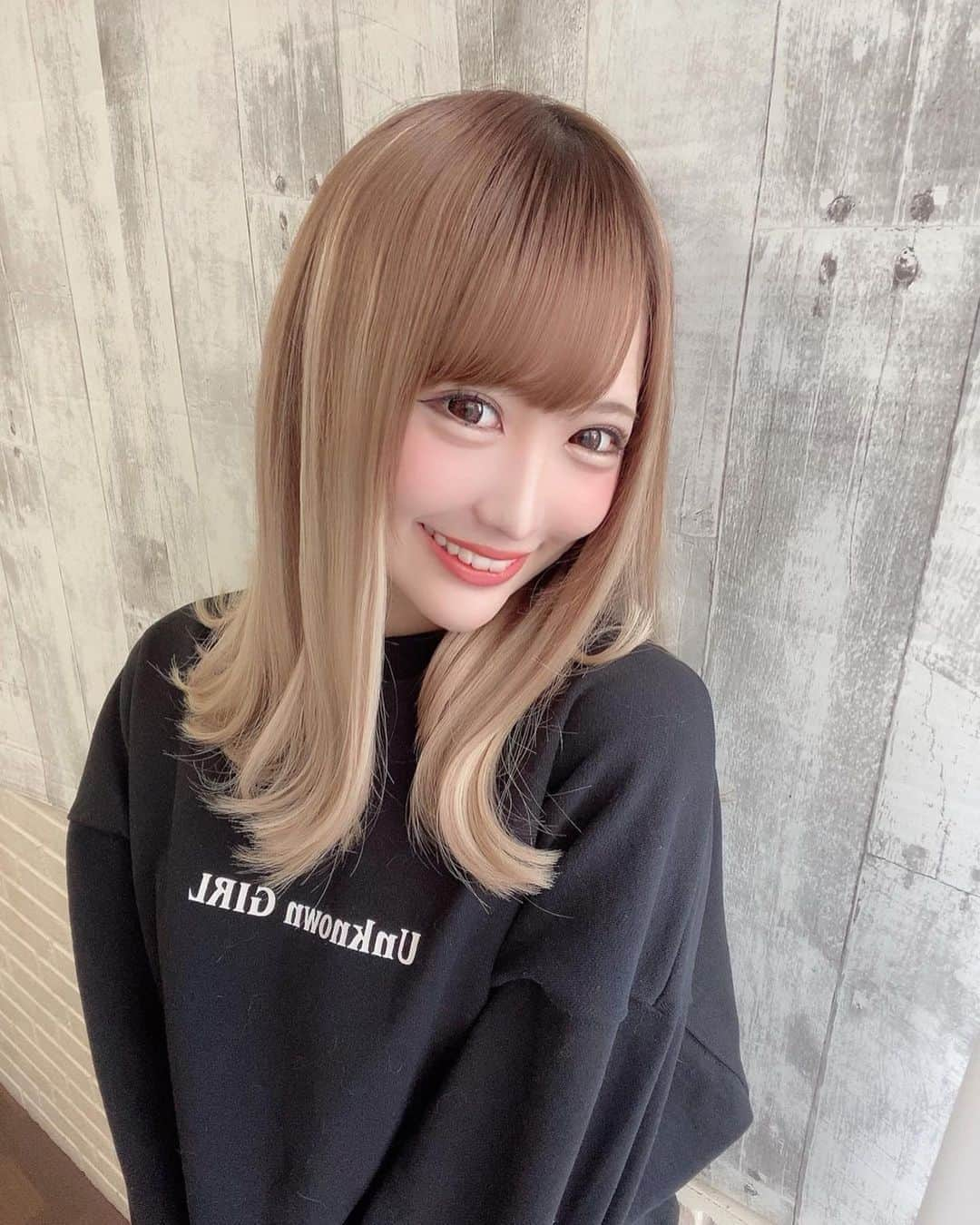 伊藤桃々さんのインスタグラム写真 - (伊藤桃々Instagram)「かじゅあるな気分なのでね🎶 初外ハネミディアム🥱❤️」2月18日 14時22分 - __peachstagram__