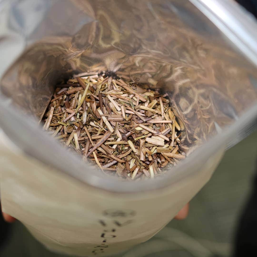 Wabi•Sabiさんのインスタグラム写真 - (Wabi•SabiInstagram)「I usually smell the aroma of tea leaves to check its quality before making a cup of tea. Also the fragrance itself makes you relax. Hojicha (roasted green tea) is known as No.1 in fragrance- the king of Japanese flavored teas. Therefore I especially like Hojicha for break.  Hojicha starts at $ 3.00. 👇 @wabisabiteas . https://wabisabitea-kyoto.com/shop/page/2/ . . #japanesetea #houjicha #wabisabitea #goodsmells #goodsmell #smell #roested #relax #relaxing #teabreak #teatime #teatime🍵」2月18日 14時26分 - wabisabiteas