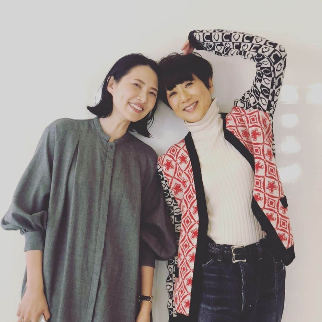 浜島直子さんのインスタグラム写真 - (浜島直子Instagram)「今年から事務所の先輩となったチコさん✨  後輩はですね、このカーディガンを狙っています😎 ・ #オサレ #グッチのカーディガン #飽きたら #ください #チコさん #黒田知永子 さん #今日はワイワイ楽しい撮影でした #また後日告知させておくんなまし  #誰にも聞かれていませんが #私のワンピースは #シンメです🙈 @sinmedenim」2月18日 14時38分 - hamaji_0912