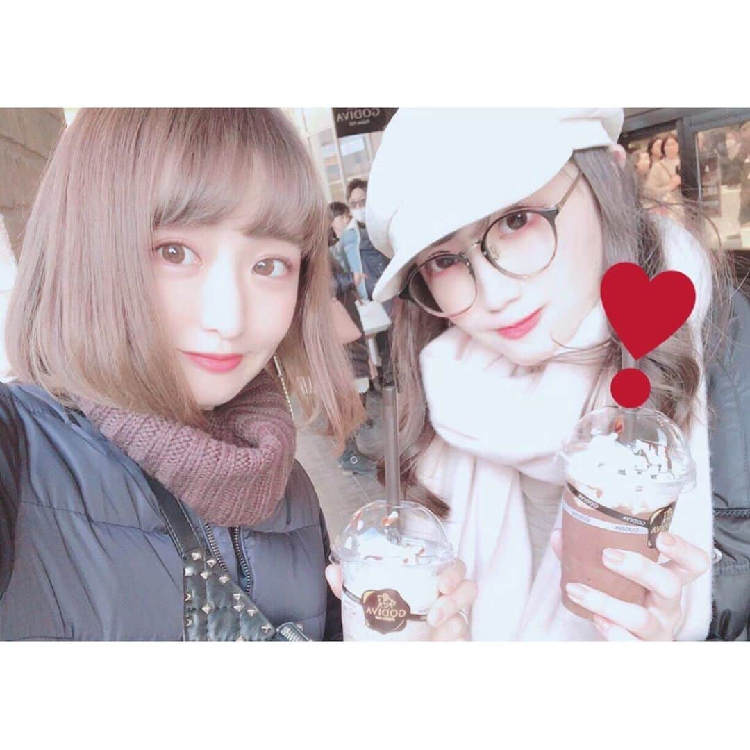 東なつ紀のインスタグラム：「姉妹Photo📷❣️ #姉妹 #GODIVA #アウトレット #今週会う♡」